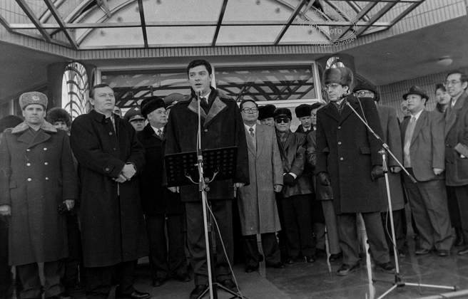 Дмитрий Алемасов переводит выступление Бориса Немцова | Источник: Евгений Епанчинцев