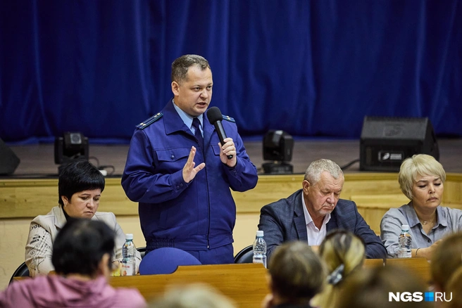 Завтра все в том же ДК на вопросы родителей будут отвечать прокуроры | Источник: Александр Ощепков / NGS.ru