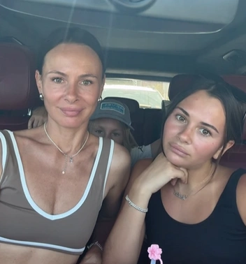 Артистка и сейчас балует дочку