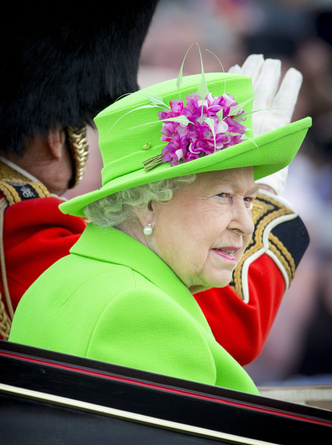 Никто не сможет повторить: легендарные наряды королевы Елизаветы II, которые изменили историю моды