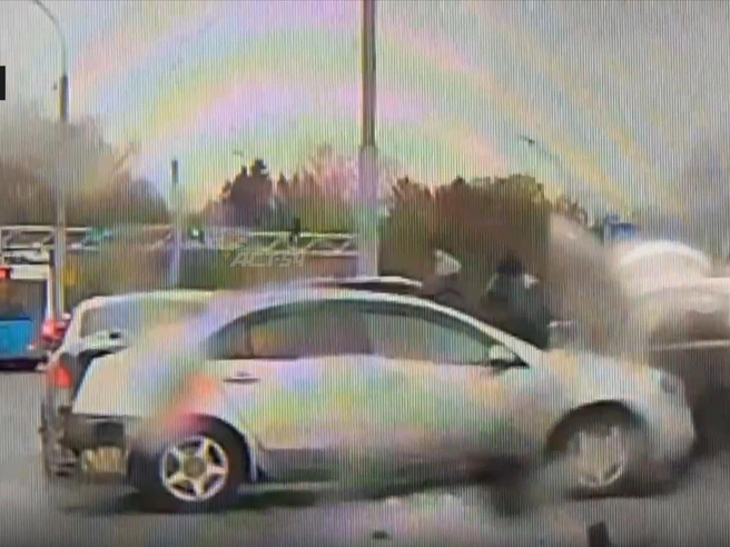 Из-за столкновений на площади образовалась пробка. | Источник: АСТ-54 Black / Telegram