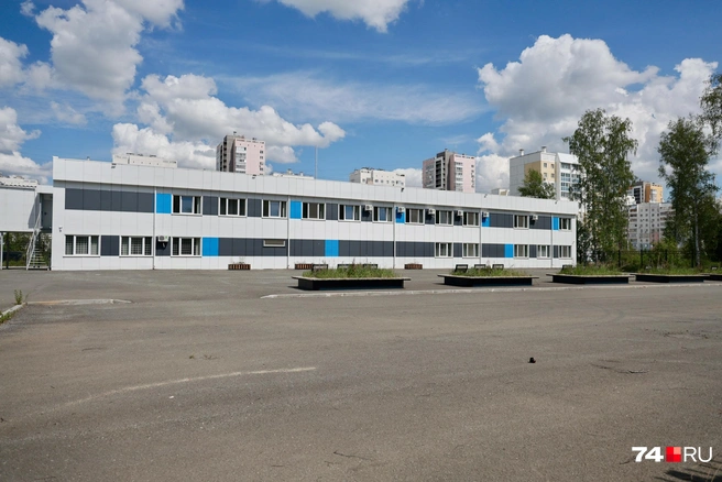 На плацу позади здания можно выстроить целую роту вместе с техникой | Источник: Наталья Лапцевич