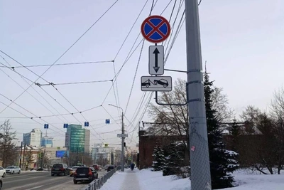 Эвакуаторы работают у ресторана The Center в Челябинске