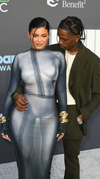 Кайли Дженнер подчеркнула фигуру «голым» платьем с имитацией человеческого тела