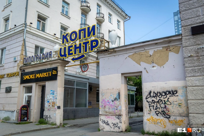 Вывеска копировального центра, пожалуй, самая масштабная из всех оставшихся. И да, это тоже четная сторона улицы | Источник: Владислав Лоншаков / E1.RU