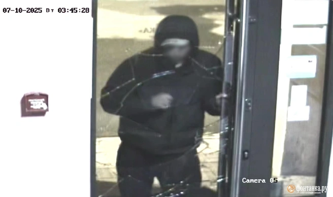 Появилось видео проникновения юноши в ювелирный магазин в Петербурге. Ему понадобились урна и кирпич | Источник: «Фонтанка.ру»