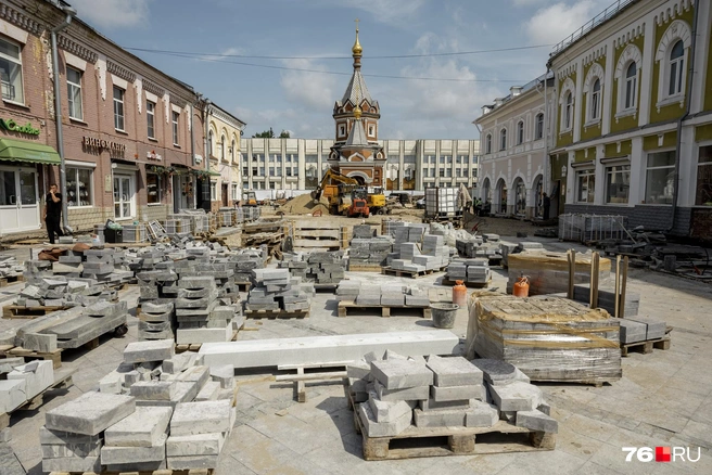 Плитка подготовлена для укладки на оставшемся участке улицы | Источник: Александр Куренной / 76.RU