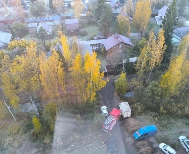Хаотично припаркованные машины мешали экстренным службам, ехавшим к пожару в Парголово. | Источник: Форум|Парнас Сити / ВКонтакте