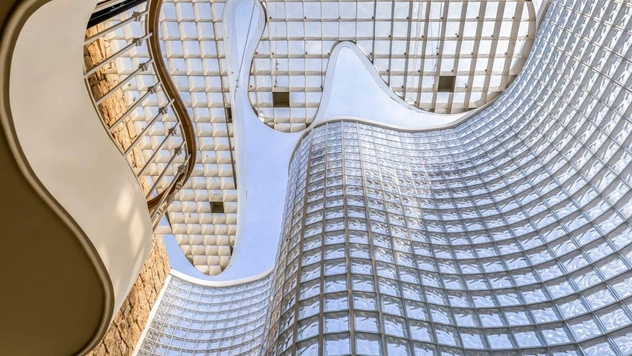 Свет и стекло: дом с фасадом из стеклоблоков на юге Вьетнама