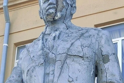Памятник Калинину в Волгограде теряет лицо
