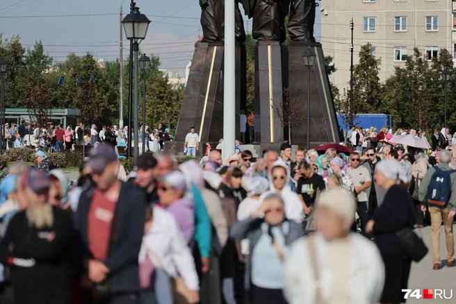 Очередь петляет по территории перед храмом  | Источник: Наталья Лапцевич