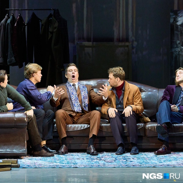 Арендодателя друзья поят вином и обвиняют в измене | Источник: Александр Ощепков / NGS.RU