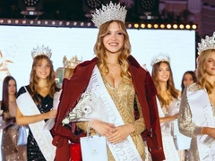 Россиянка вышла на подиум в кокошнике из пшеницы и завоевала титул «Мисс Европа-2023»