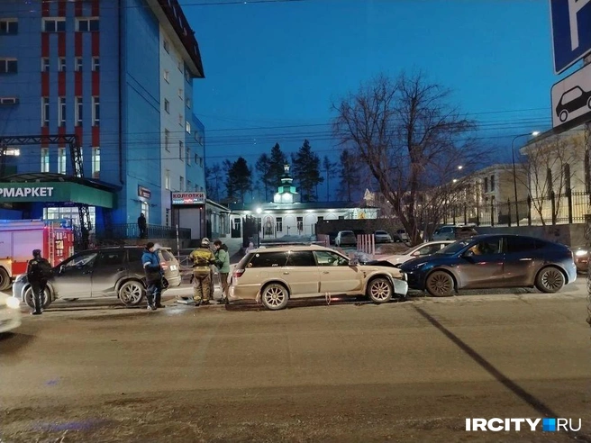 На месте работают пожарные | Источник: Зоя Кузнецова / IRCITY.RU