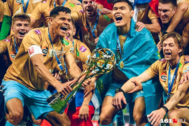 Чемпионский трофей в руках команды: «Зенит» официально&nbsp;— чемпион России! | Источник: Евгений Вдовин / 161.RU