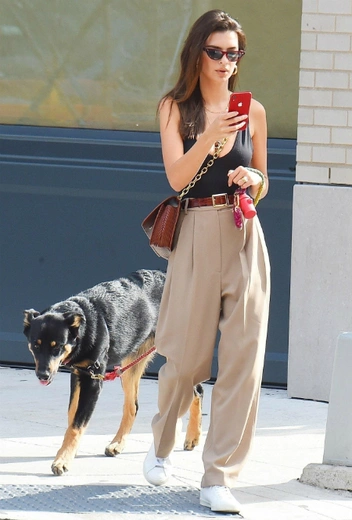 Эмили Ратажковски в Нью-Йорке | marieclaire.ru