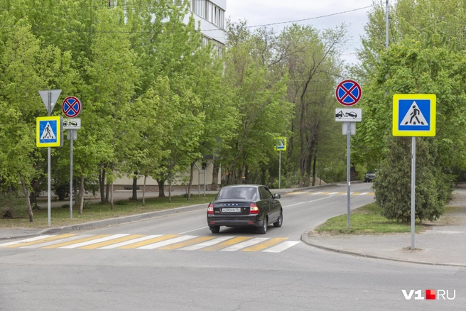 На улице Советской пешеходные переходы нарисовали буквально через десять метров | Источник: Константин Завриков / V1.RU