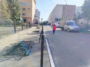 И приступили к демонтажу ограждений