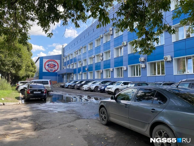 Возле офиса царит тишина и спокойствие | Источник: Анастасия Власова / NGS55.RU