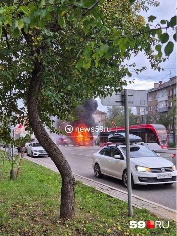 Языки пламени охватили автобус почти сразу | Источник: Читатель 59.RU