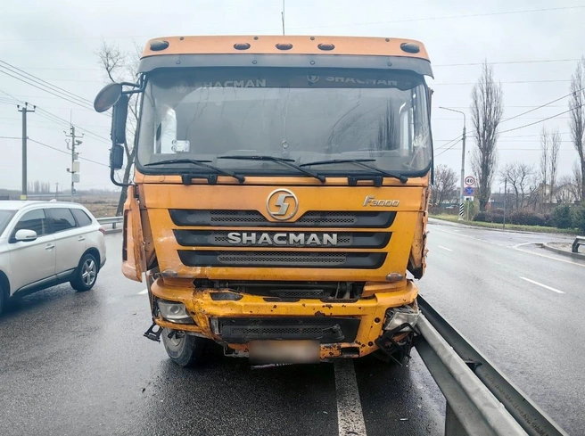 Грузовик предполагаемого виновника получил небольшие повреждения | Источник: t.me/gibdd36