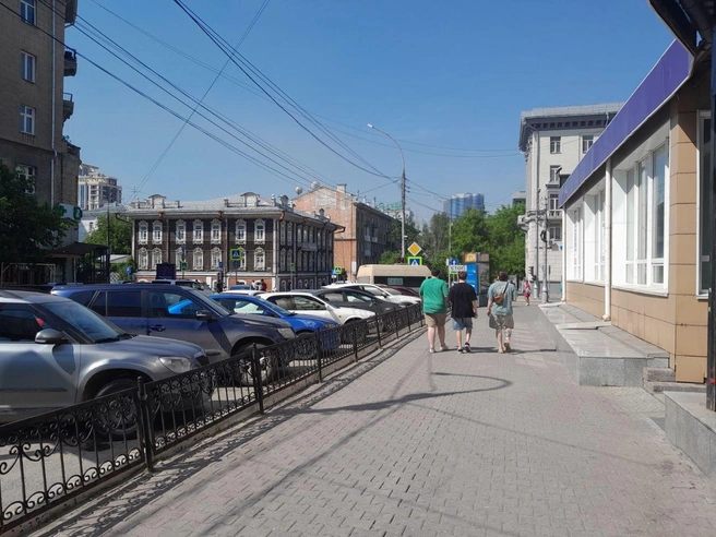 Несмотря на хорошую погоду, новосибирцев на улице не так много. | Источник: Екатерина Евстафьева / NGS.RU