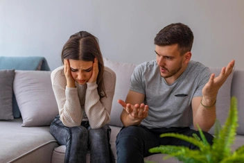 «Партнер не хочет работать над отношениями, так как у него „сели батарейки“. Это конец?»