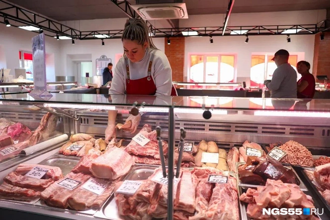 Недалеко от рыбы продают мясо | Источник: Евгений Софийчук / NGS55.RU