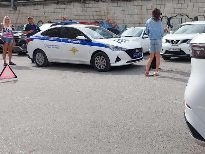 В западню успел угодить уже далеко не первый автомобиль | Источник: читатели V1.RU