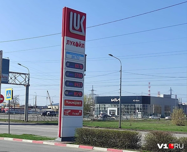 Автомобилисты признаются, что не успевают привыкать к новым ценникам на топливо | Источник: читатели V1.RU
