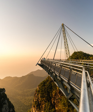 Между небом и землей: 7 самых впечатляющих sky-мостов в мире
