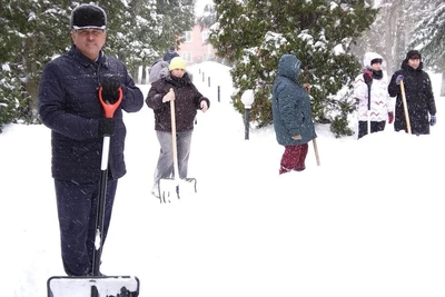Расчистка снега у Мемориала Славы