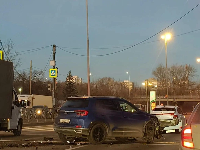 Части разбитых авто лежат на дороге | Источник: читательница E1.RU