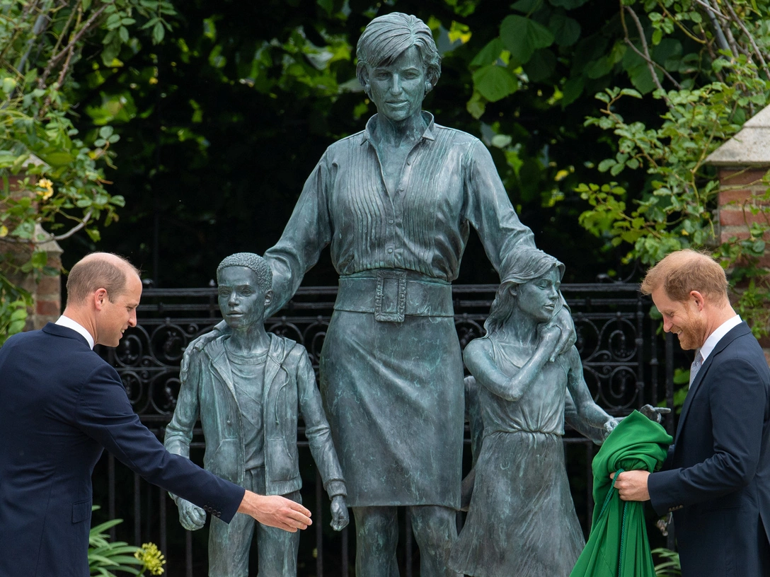 Принцы Уильям и Гарри на открытии памятника своей матери, 1 июля 2021 | marieclaire.ru