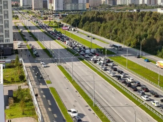 Огромная пробка в Академическом районе | Источник: читатель E1.RU