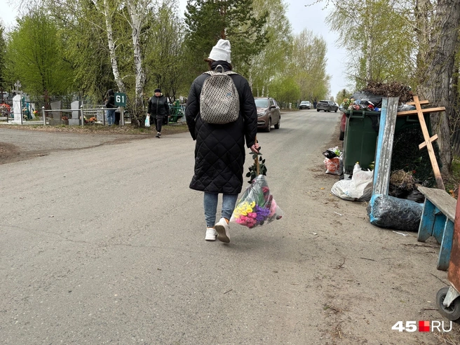 Деревянный крест небрежно оставили возле мусорного бака | Источник: Кирилл Митин / 45.RU