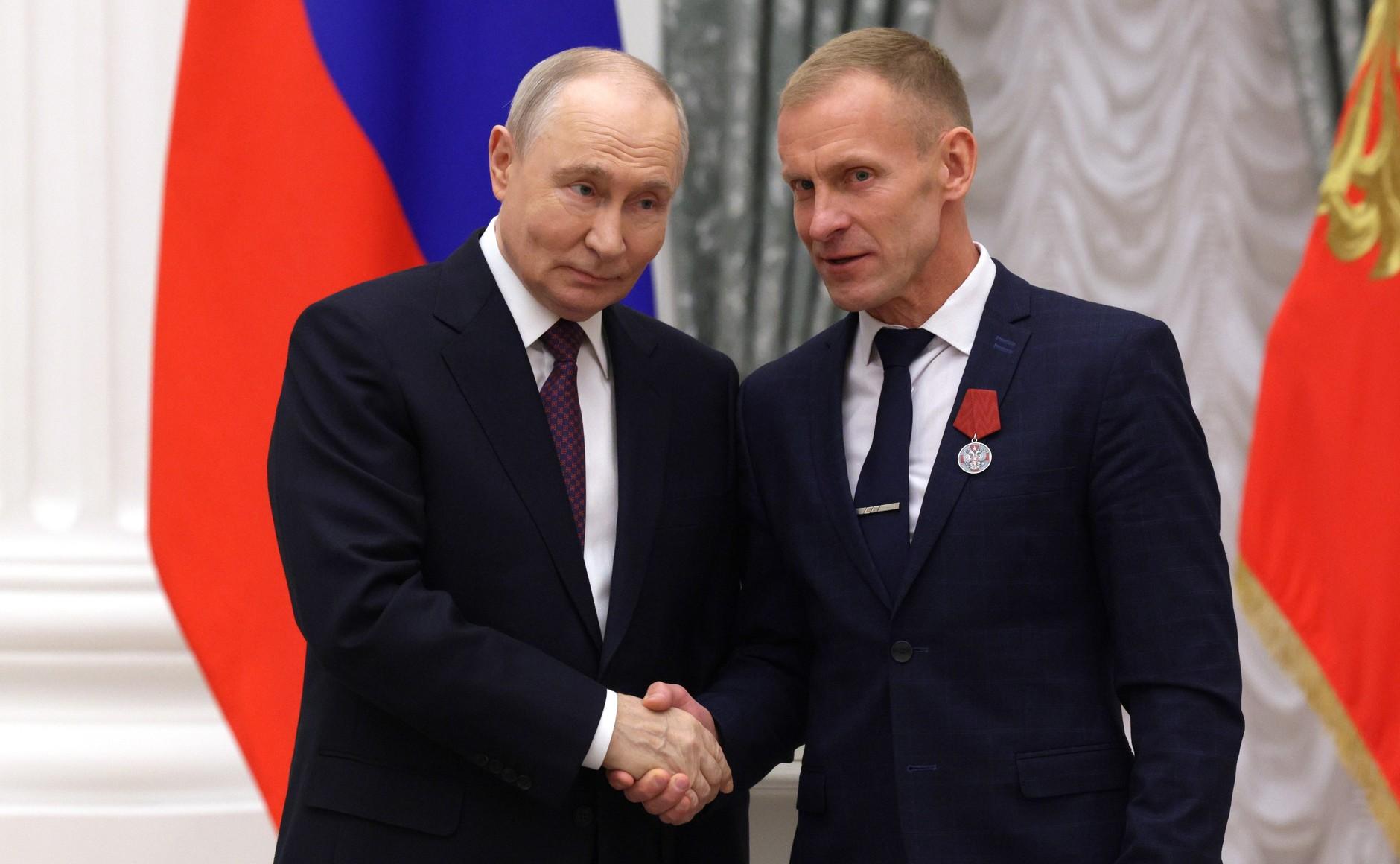 «Напоминает историю летчика Маресьева»: Владимир Путин наградил педагога из Чайковского, воспитавше…