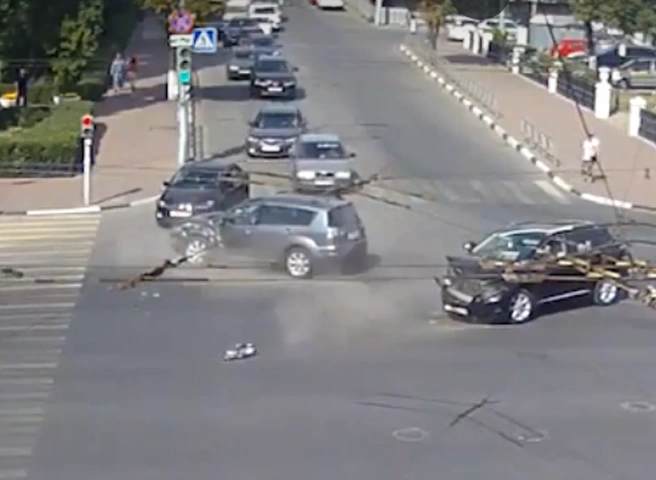Момент столкновения Mitsubishi и Lexus на площади Ленина попал на видео | ya62.ru