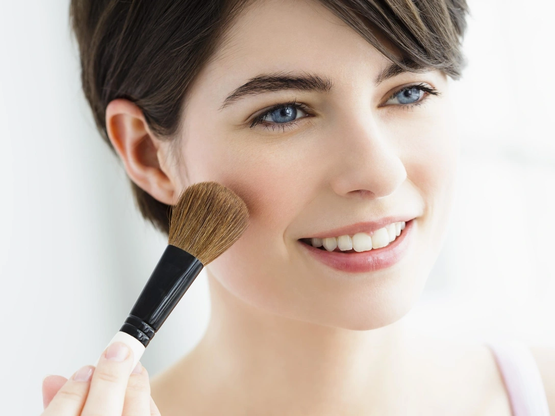 Как наносить румяна по типу лица: пошаговая инструкция | marieclaire.ru