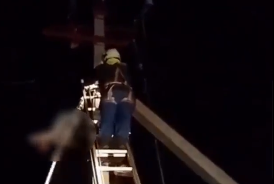 Электрик погиб от удара током во время работы на столбе под Челябинском