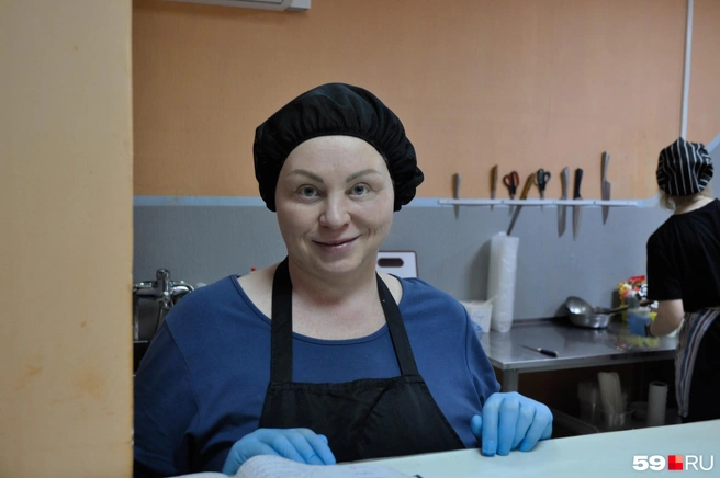 Мария в окне выдачи обедов | Источник: Алена Спехова / 59.RU 