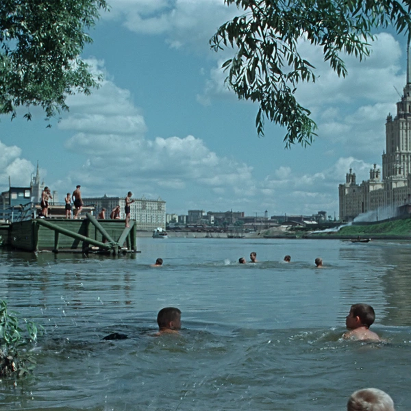 Зона отдыха на Краснопресненской набережной в фильме «Старик-Хоттабыч» (1956) | Источник: Pastvu