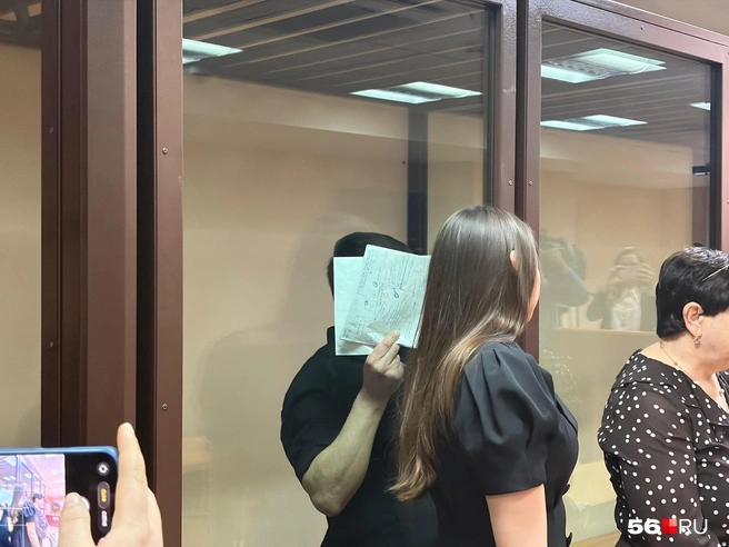 Заур Шипилов прятал лицо бумажкой | Источник: Николай Сальников / 56.RU
