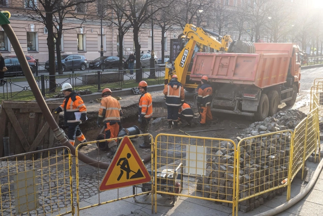 Улицу Антона Петрова в Барнауле затопило водой — там случился прорыв водопровода | Источник: Михаил Огнев / FONTANKA.RU