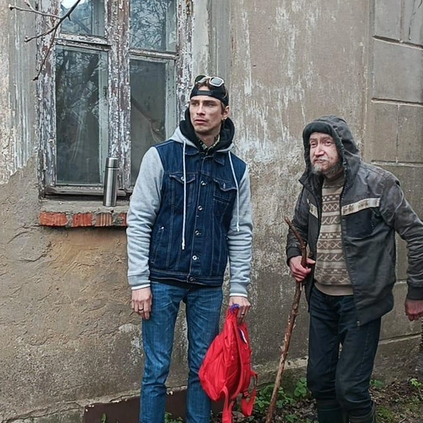 Антон Королев — один из троих добровольцев, которые помогают Николаю Гусеву и строят для него новое жилье | Источник: Антон Королев