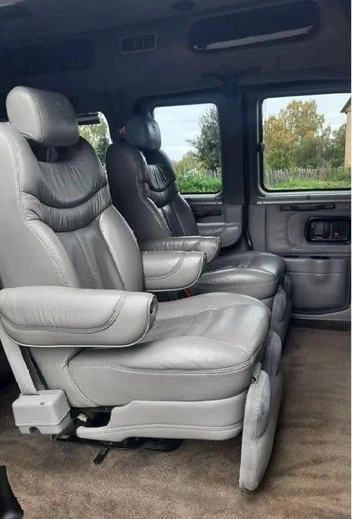 Сиденья в салоне складываются в полноценную кровать | Источник: Avito