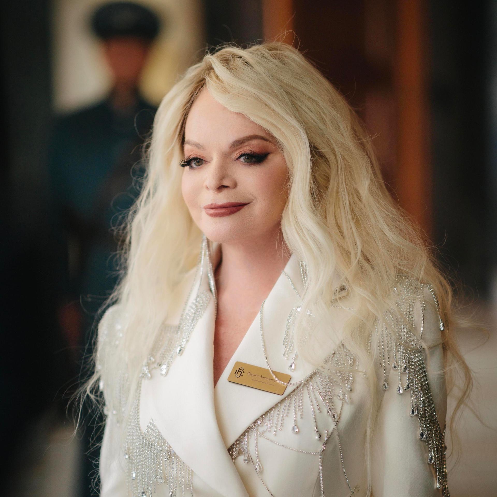 «Третьесортный фастфуд, клиники для наркоманов отменяют сотрудничество»: Лариса Долина о скандале с Полиной Лурье