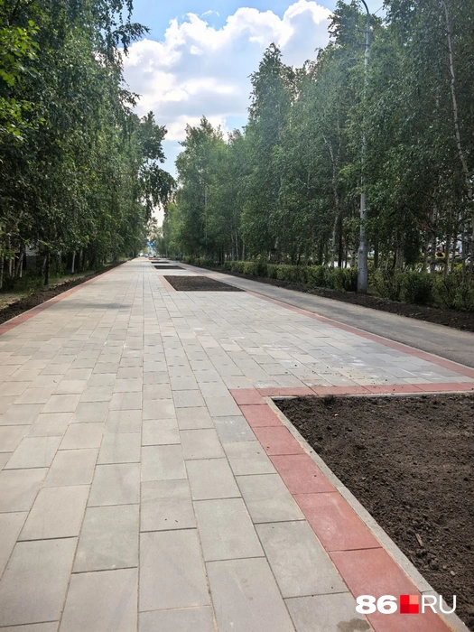 Так выглядит та самая крупная плитка, которую сегодня укладывают в городе | Источник: Анастасия Шевякова / 86.RU