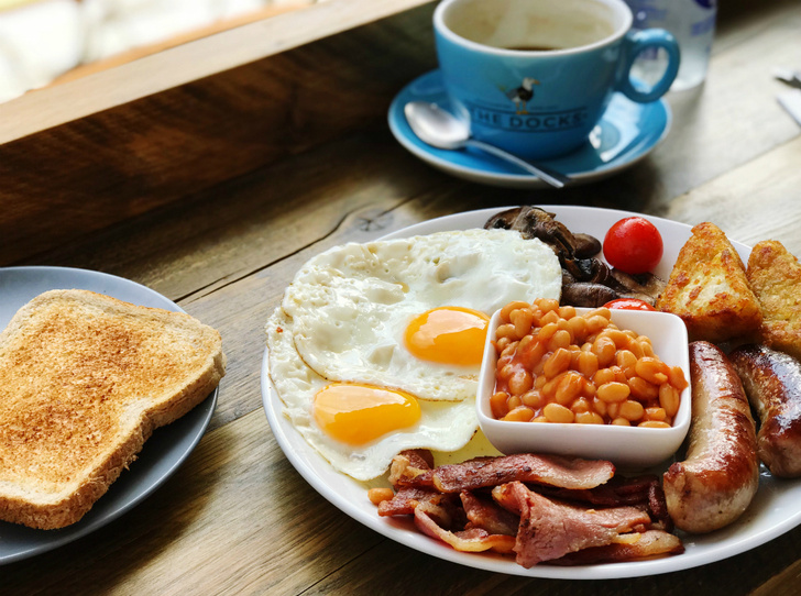 Как готовить традиционный английский завтрак: рецепт с историей (и без овсянки)