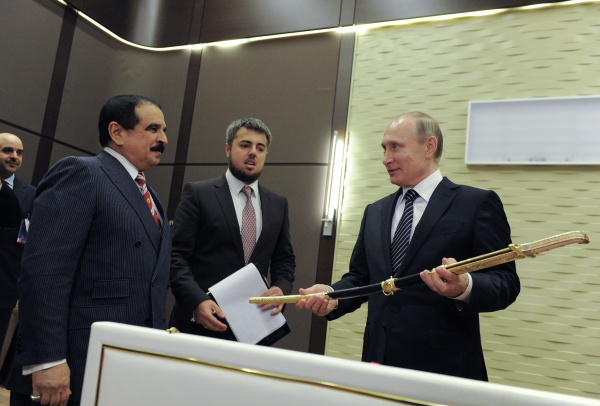 Король Бахрейна передал Владимиру Путину меч из дамасской стали в резиденции «Бочаров ручей»